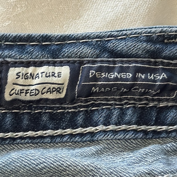 Miss Me Jean capris. Medium wash low rise Size 25 - Picture 5 of 10